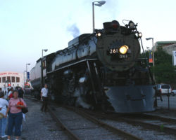 And the crowds flock around 261, sitting in the BNSF/IAIS yard in downtown Rock Island