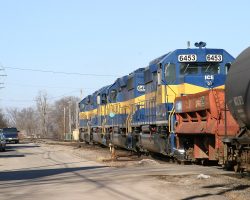 Not quite street running, but close. The 6413 north slows as it passes through downtown Le Claire. Note the back unit is ICE 6453, ex-BC Rail (BCOL) 757.