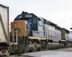Hey look, it's an SD40-2 in the Bone Valley that doesn't look horrible! 8033 seems to have been painted semi-recently.