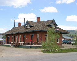 Here's the old DSP&P depot, which is still used by the LC&S today