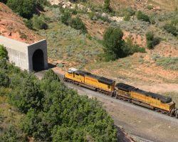 I was starving, so I ran into Spanish Fork for food. When I got back, I found UP 4860 just entering the Thistle tunnels