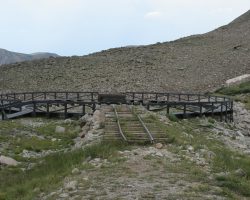 The wooden turntable platform and walkway is a restoration of the table equipment installed either in 1889 or in 1907. The USFS says that it's 1907, presumably to replace the table destroyed in the enginehouse fire, and Gordon Chappell's "Building the South Park" claims the C&S placed it there in 1899.
