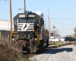 Speaking of the NS, this SD40-2 (NS 6124) is tied down in Adel, not far from where the GFRR enters the line.