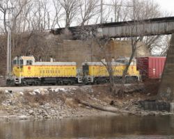 Switching under the IAIS bridge, just before departure.