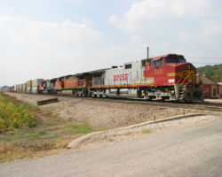 A bit further down the line, nearly to Neosho, MO, we find BNSF 721 in the hole at Jeff.
