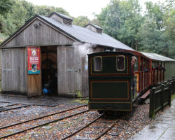 The last train of the afternoon pulls back into Lhen Coan.