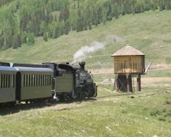 The eastbound 487 and train is cruising across the relatively flat plain at Los Pinos.