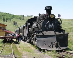 Having plowed through lunch (hey, a late lunch makes me rather hungry), I hurried back up to the head end of the train to get a few shots before we continued east.