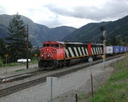 A CN intermodal heads straight on through Boston Bar - no crew change here!