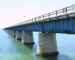 The other (north/east) end of the Seven Mile Bridge, showing the deck girder contruction. This section is still maintained and serves as a fishing pier and private road to Pigeon Key.