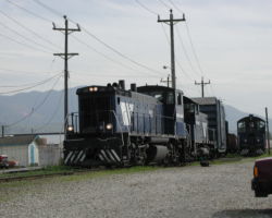 Not to leave out the last railway in southern BC, SRY 152 and 910 move a cut of cars around the yard in Abbotsford.