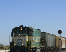 How many regionals do you know that are signalled? CFNR 104 passes a set of ABS signals at Maxwell on 22-Aug-2001.