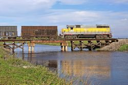 505 heads out across the Miami Canal with another cut of empties