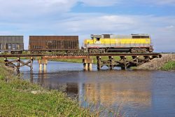 505 heads out across the Miami Canal with another cut of empties
