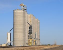 The brand new elevator built out at Stuart.  I haven't been out here since I chased the K&O train back in 2001 and this was little more than a graded field.